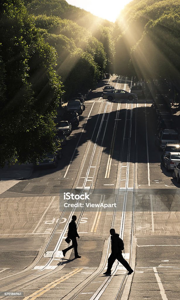 Двух человек, пересекающих дороги, Сан-Франциско Гайд-стрит - Стоковые фото Сан-Франциско - Калифорния роялти-фри