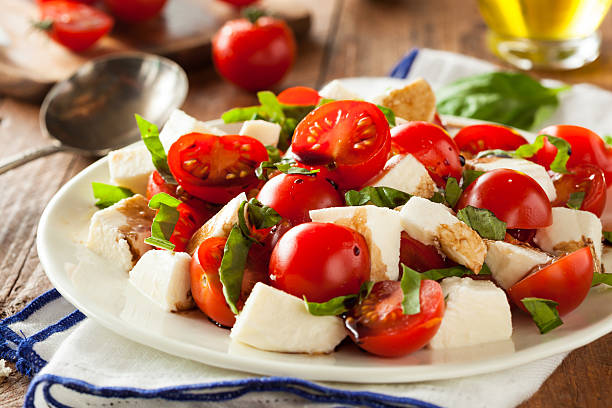 caseira saudável salada caprese - mozzarella salad caprese salad olive oil - fotografias e filmes do acervo