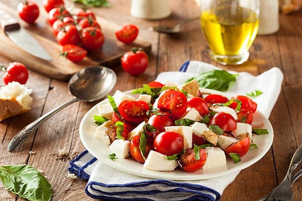 caseira saudável salada caprese - mozzarella salad caprese salad olive oil - fotografias e filmes do acervo