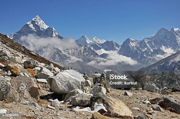 Montanha Ama Dablam - Fotografias de stock e mais imagens de Ao Ar Livre - Ao Ar Livre, Azul, Branco