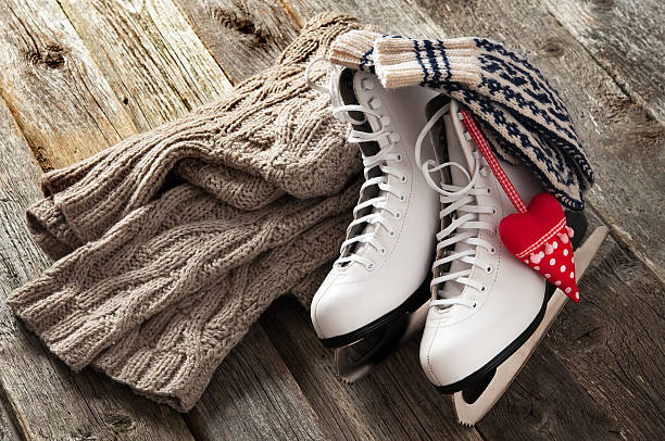 El blanco, patines de hielo con placas de madera antigua - foto de stock