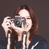 junge-frau-nimmt-ein-foto-mit-retro-kamera.jpg?b=1&s=170x170&k=20&c=kHfrK8a61YtXu4lahdByD8N0EGpdhrxj8KpjfOSFfWM=