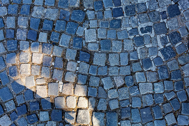 ディテールの石畳の道 - footpath autumn stone old ストックフォトと画像