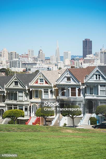 Foto de Painted Ladies Na Alamo Squaresan Francisco e mais fotos de stock de Casas Painted Ladies - Casas Painted Ladies, São Francisco - Califórnia, Arquitetura