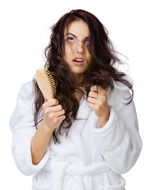 verärgert mädchen mit haircomb - hair care beauty caucasian preparation stock-fotos und bilder