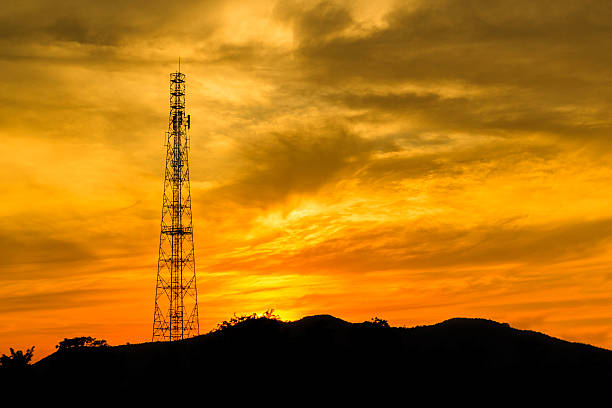 torre de telecomunicaciones con cielo al atardecer. - moody sky audio fotografías e imágenes de stock