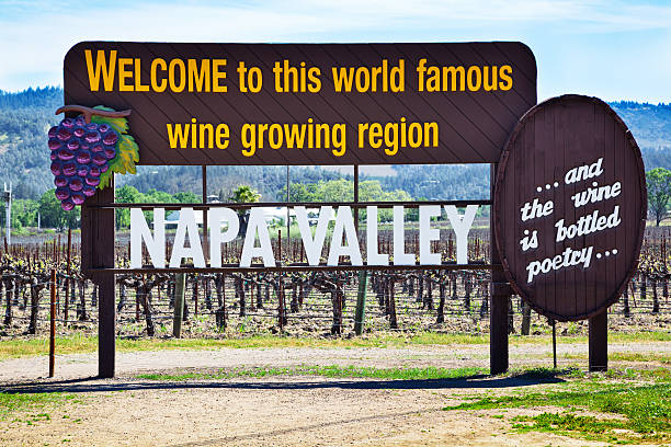 napa valley, californie-panneau de bienvenue et des vignobles - napa valley vineyard sign welcome sign photos et images de collection