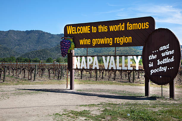 panneau de bienvenue de la napa valley et de ses vignobles - napa valley vineyard sign welcome sign photos et images de collection