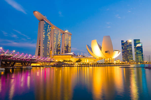 singapore skyline - artscience museum fotografías e imágenes de stock