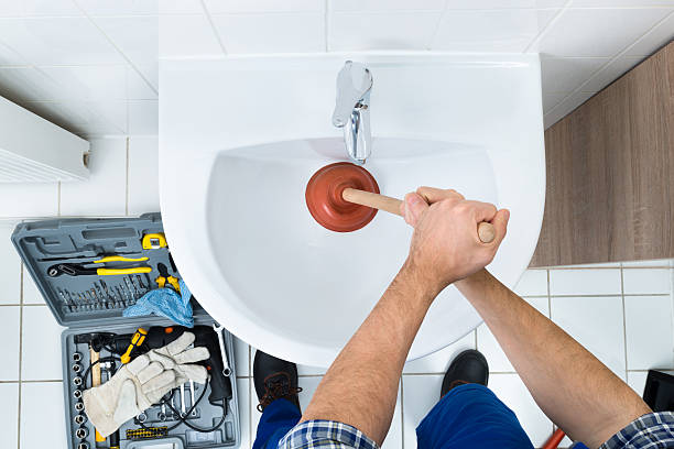 mâle plombier à ventous'avec lavabo de la salle de bains - plunger photos et images de collection