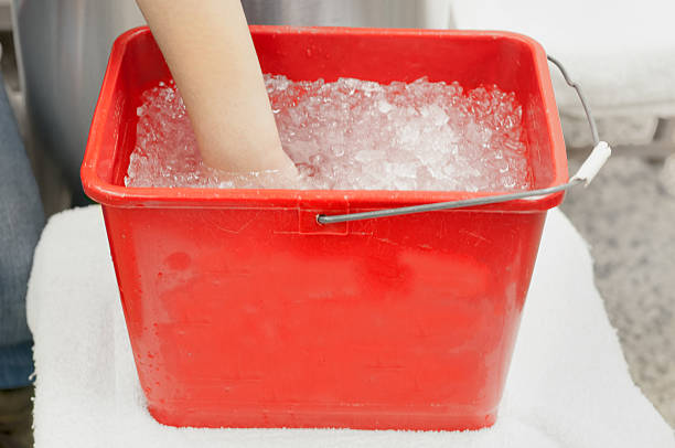 fizioterápiás beteg kéz a jégfürdőben - ice bath témájú stock jellegű vizuális alkotások, jogdíjmentes fotók és képek
