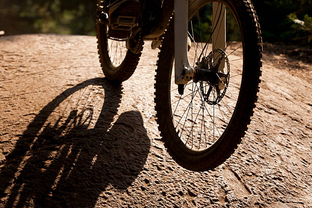 mountain bike downhill - focus on foreground bright color intensity brown foto e immagini stock