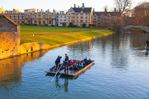 río cam y turísticas del barco en puesta de sol, cambridge - university courtyard uk cambridge fotografías e imágenes de stock