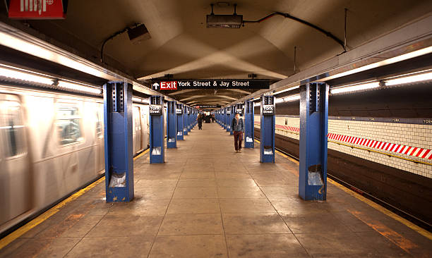 della metropolitana di new york - subway station subway train new york city people foto e immagini stock