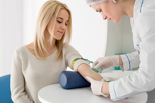 test sanguin préparer - medical test people women beauty photos et images de collection