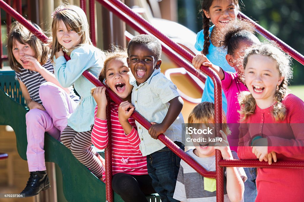 Grand groupe de multi ethnique enfants sur un terrain de jeux ensoleillé - Photo de Enfant libre de droits