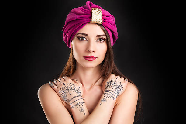 piękna elegancka kobieta w orientalnym stylu turban - asian culture asian and indian ethnicities asian ethnicity cosmetics zdjęcia i obrazy z banku zdjęć