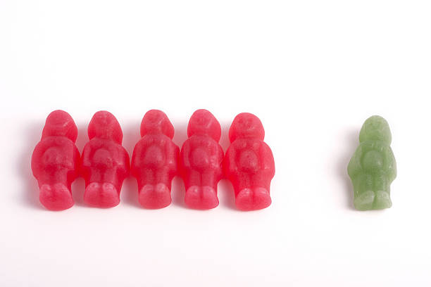 резиновые младенцев 5 красный и 1-зеленый - gelatin dessert baby babies only candy стоковые фото и изображения