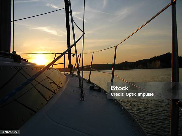 Barca A Vela Sidedeck Tramonto - Fotografie stock e altre immagini di Acqua - Acqua, Ancora, Ancorato