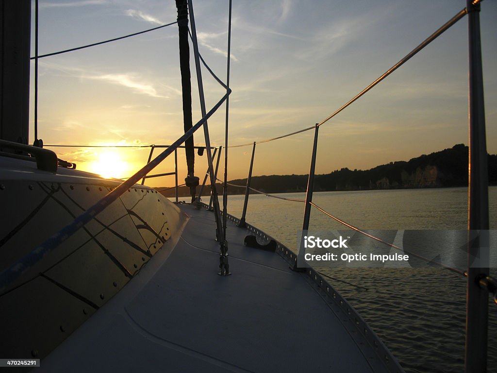 Sidedeck barco à vela ao pôr-do-sol - Foto de stock de Ancorado royalty-free