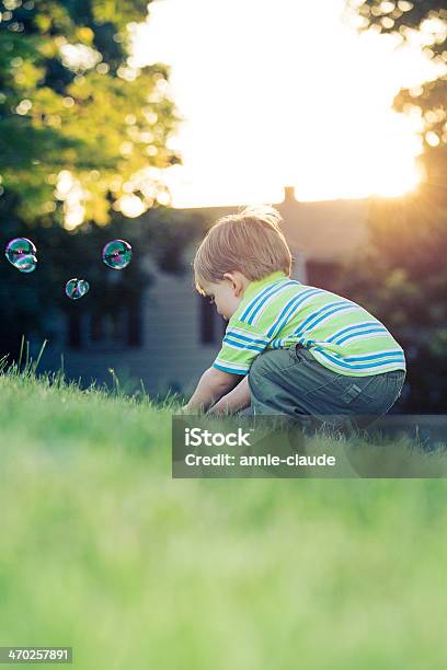 Rapaz Usurpação De - Fotografias de stock e mais imagens de 12-15 Meses - 12-15 Meses, 18 a 23 Meses, Ao Ar Livre