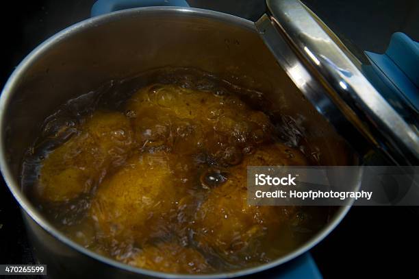 Kartoffeln In Pot Stockfoto und mehr Bilder von Kartoffelsorte Yukon Gold - Kartoffelsorte Yukon Gold, Russet-Kartoffel, Bratpfanne