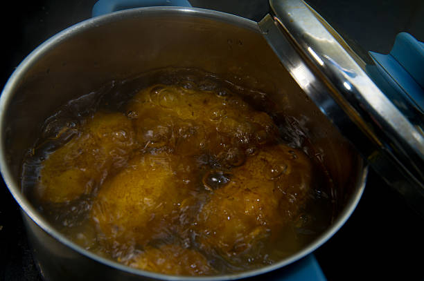 pommes de terre en pot - fingerling potato yukon gold potato vegetable raw potato photos et images de collection