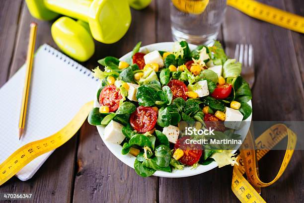 Gesunde Fitnesssalat Stockfoto und mehr Bilder von Gesunde Ernährung - Gesunde Ernährung, Gewicht - Fitnessausrüstung, Gesunder Lebensstil