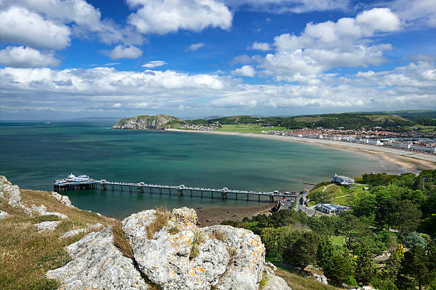 Llandudno Llandudno, "Queen of the Welsh Resorts",  is now the largest seaside resort in Wales, town and community in Conwy County Borough and lies on a flat isthmus of sand between the Welsh mainland and the Great Orme peninsula. gwynedd photos stock pictures, royalty-free photos & images