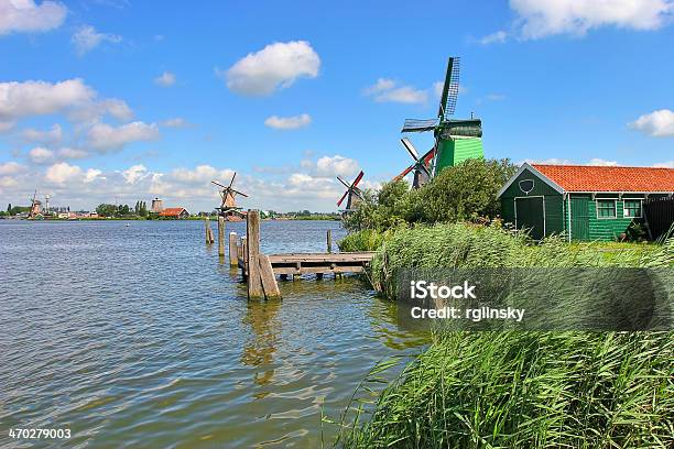 Molinos De Viento De Madera En Dutch Village Foto de stock y más banco de imágenes de Agricultura - Agricultura, Agua, Aire libre