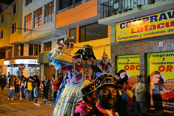 mama negra em um cavalo no tradicional latacunga festival - indigineous - fotografias e filmes do acervo