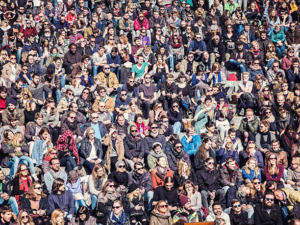 personnes au mauerpark, berlin - foot walk photos et images de collection