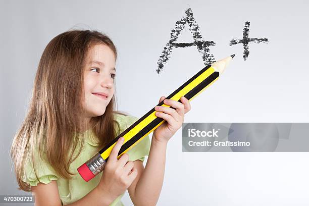 Rapariga Loira Escrevendo Com Lápis De Gigante - Fotografias de stock e mais imagens de 4-5 Anos - 4-5 Anos, 6-7 Anos, Aluna