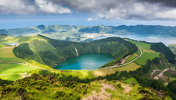 belo lago de sete cidades, açores, portugal europa - san miguel imagens e fotografias de stock