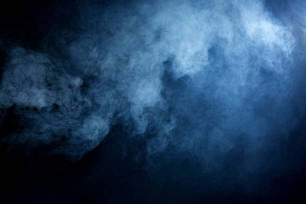 hazy humo azul sobre fondo negro - niebla fotografías e imágenes de stock