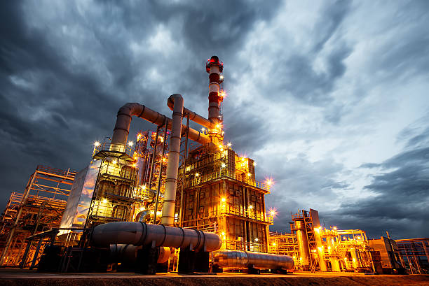 нефтеперерабатывающий завод в вечернее - factory oil industry refinery chemical стоковые фото и изображения
