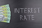 100-australische-dollar-noten-auf-einer-tafel.jpg?b=1&s=170x170&k=20&c=VOYIHGBgJAP_nAKT2IjLwELylCPxjilkSkma-oUNPPE=