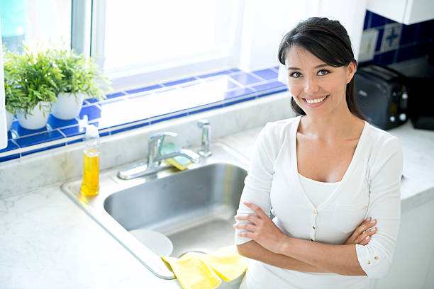 frau waschen geschirr in der küche - stereotypical housewife women domestic kitchen brown hair stock-fotos und bilder