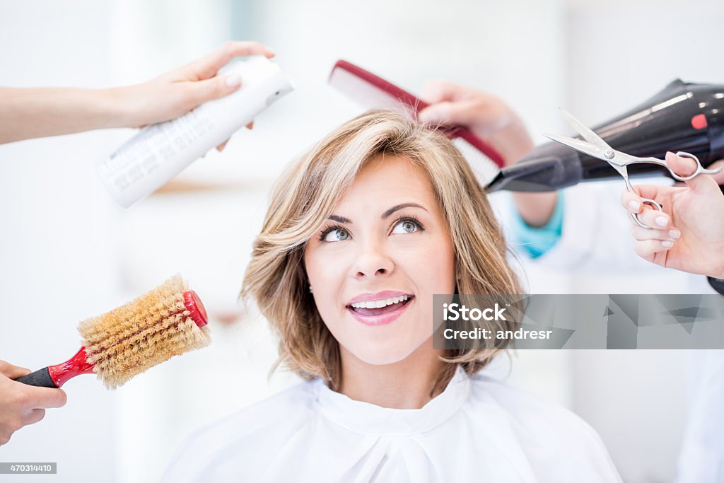 Durchdachte Frau im Friseursalon - Lizenzfrei Friseursalon Stock-Foto