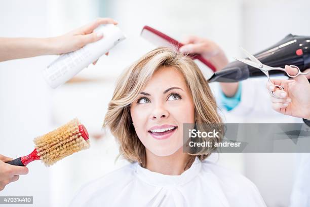 Durchdachte Frau Im Friseursalon Stockfoto und mehr Bilder von Friseursalon - Friseursalon, Frauen, Friseurberuf