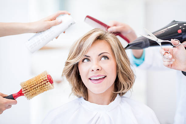 pensativa mulher no salão de cabeleireiro - hair care hairbrush hair dryer human hair - fotografias e filmes do acervo
