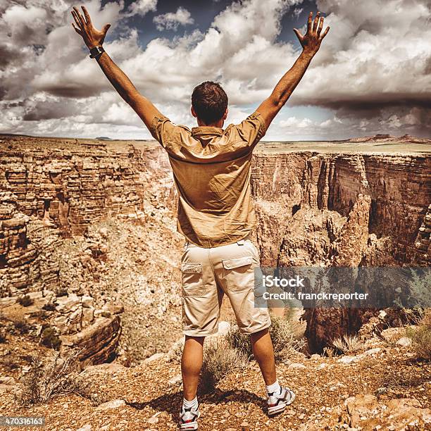 Successo Di Uomo Sulla Cima Di Montagna - Fotografie stock e altre immagini di Adulto - Adulto, Ambientazione esterna, Arizona