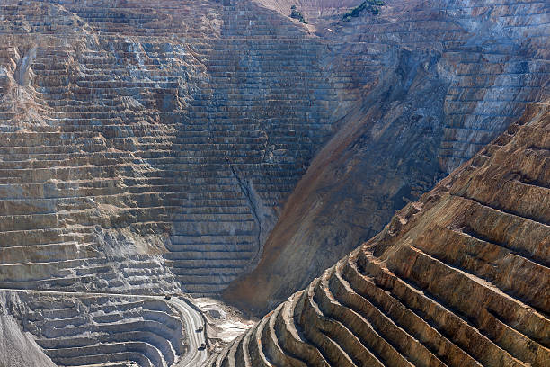 mine de cuivre à ciel ouvert, utah, états-unis - iron mining photos et images de collection