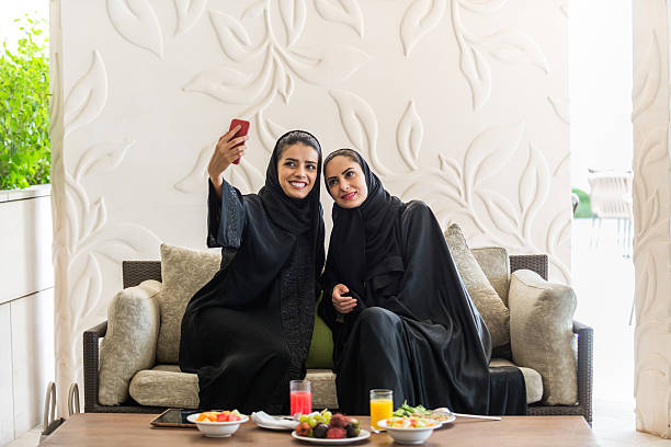 abayas selfie에 대 한 점심 식사 시간 동안 포즈에 중동 여자 - dubai united arab emirates hotel luxury 뉴스 사진 이미지