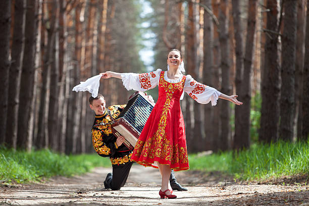 coppia in abiti tradizionali sulla natura russo - danza tradizionale foto e immagini stock