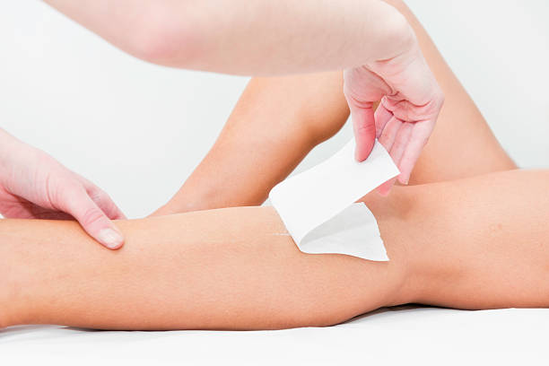 depilacion de piernas con cera - leg waxing fotografías e imágenes de stock