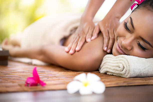 hermosa mujer joven en el spa al aire libre - health spa women spa treatment massager fotografías e imágenes de stock