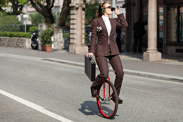 portrait de femme d'affaires avec monocycle - unicycling photos et images de collection