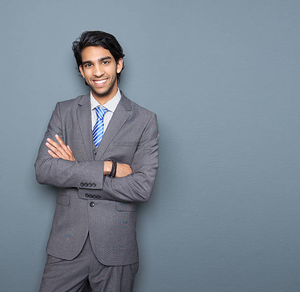 close-up ritratto di un allegro giovane uomo d'affari - suit necktie close up gray foto e immagini stock
