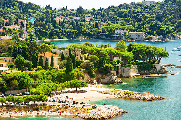 blick auf luxus-resort und die bucht von villefranche - villefranche sur mer stock-fotos und bilder